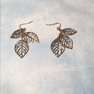 Pair of fashion 🍃 leaves earrings